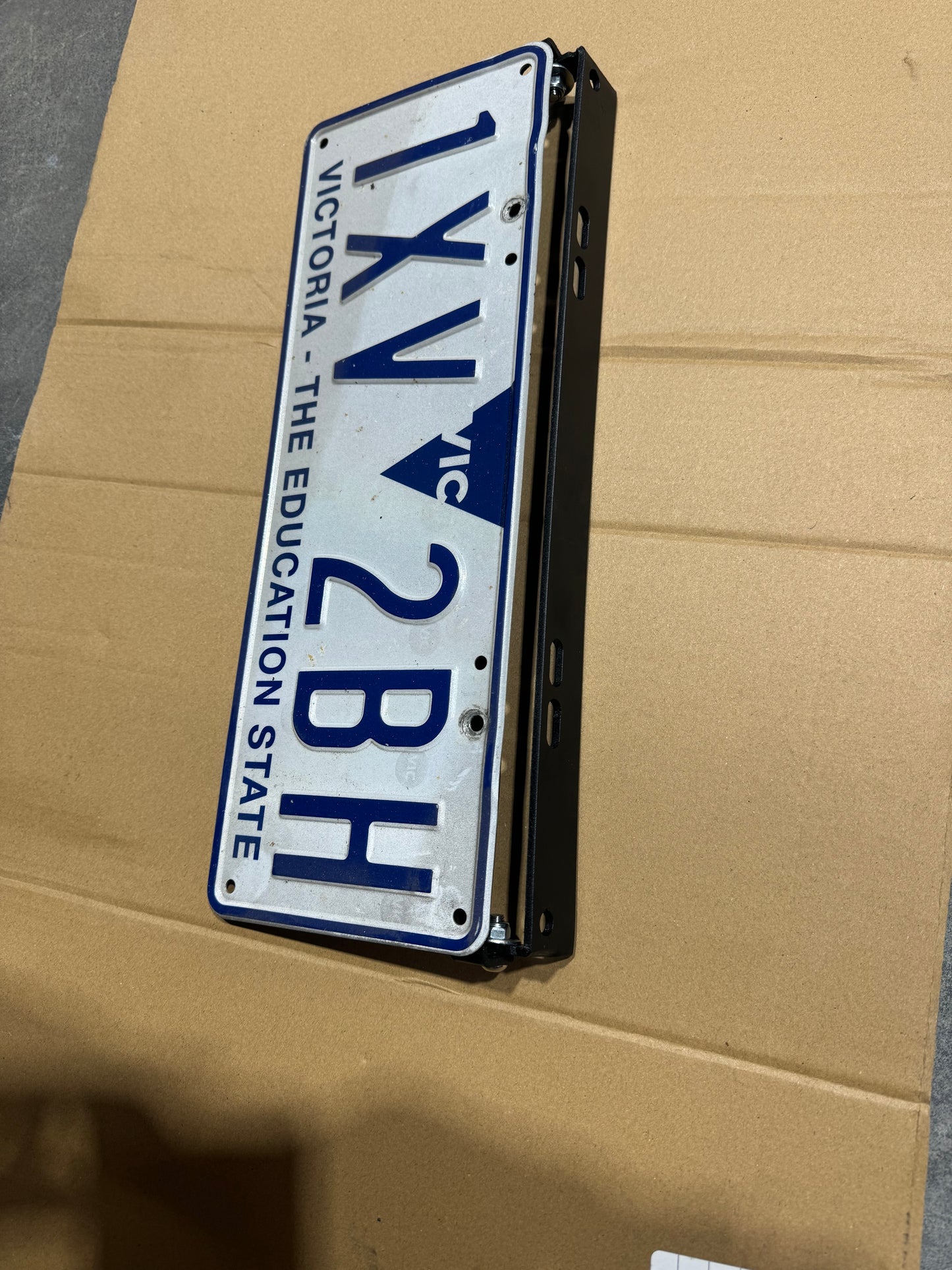Flip up number plate bracket